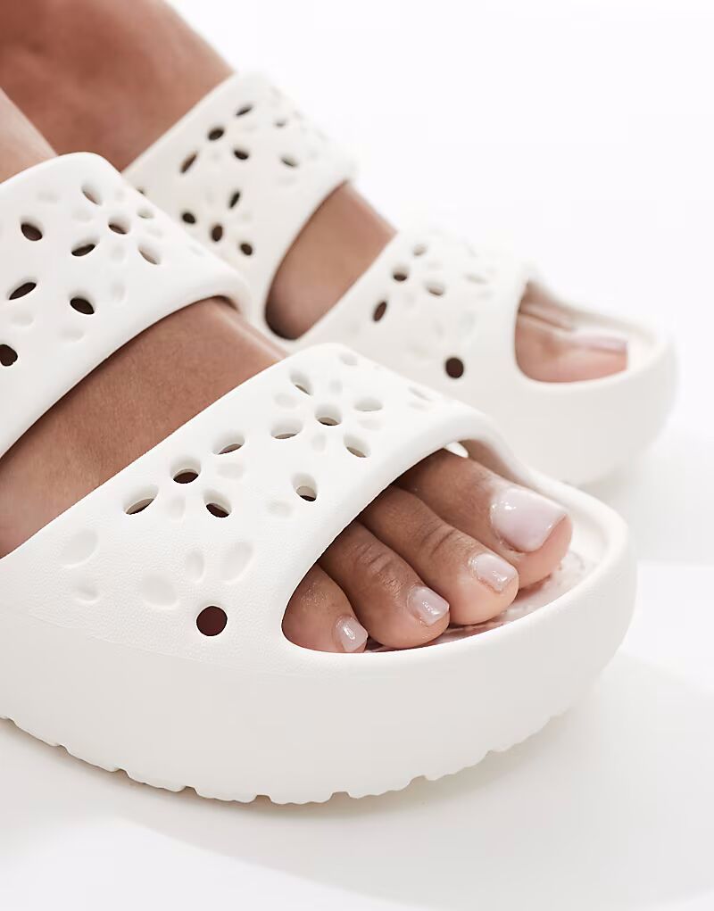 Сандалии Crocs Classic с цветочным узором в меловом цвете — фото 3
