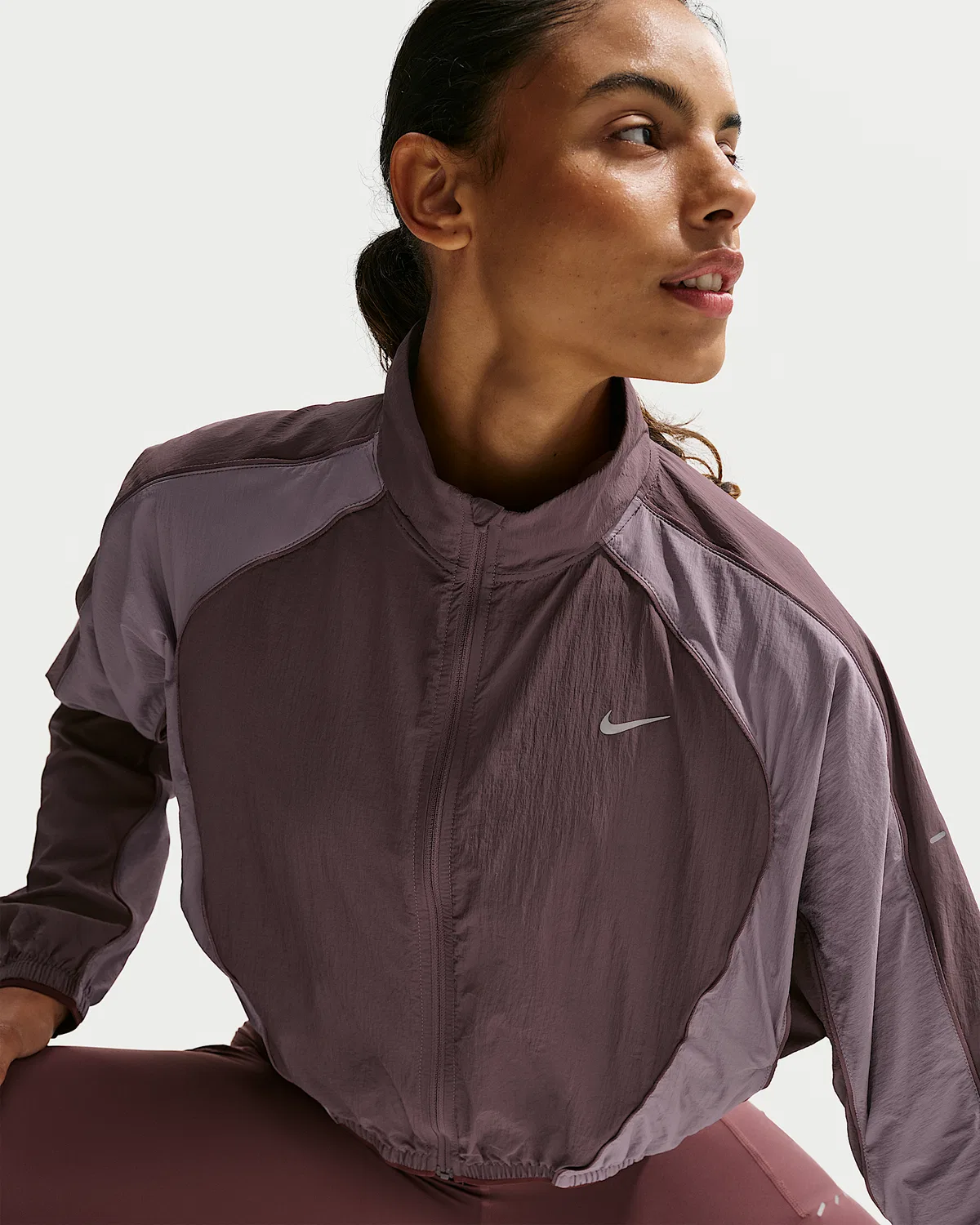 Женская ветровка Nike Swift с защитой от УФ-лучей, Tattoo/Light Violet Ore/Burgundy Crush — фото 3