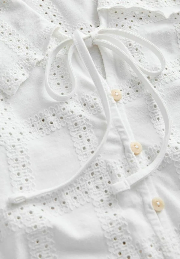 Блузка прямого кроя с матросским воротником, без рукавов, с вышивкой и пуговицами. Next, White — фото 3
