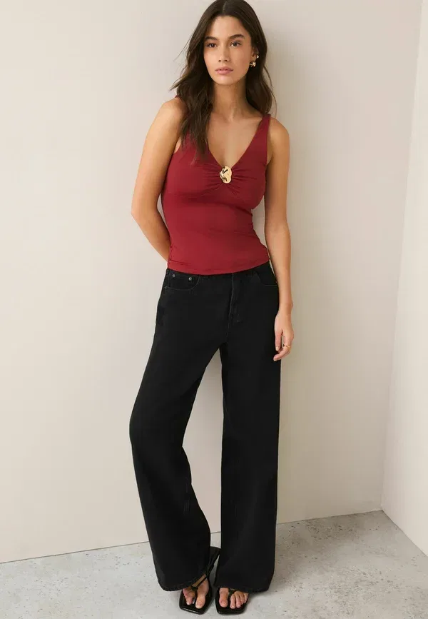 Топ Regular fit soft touch slinky sleeveless hardware v neck top Next, красный — фото 2