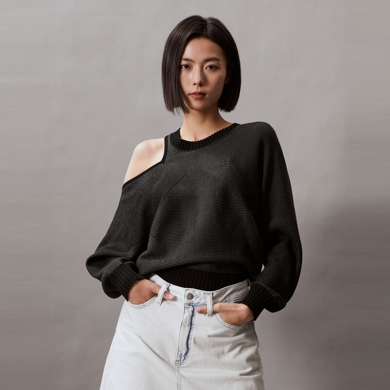 

Свитер женский Calvin Klein Jeans с открытыми плечами, черный
