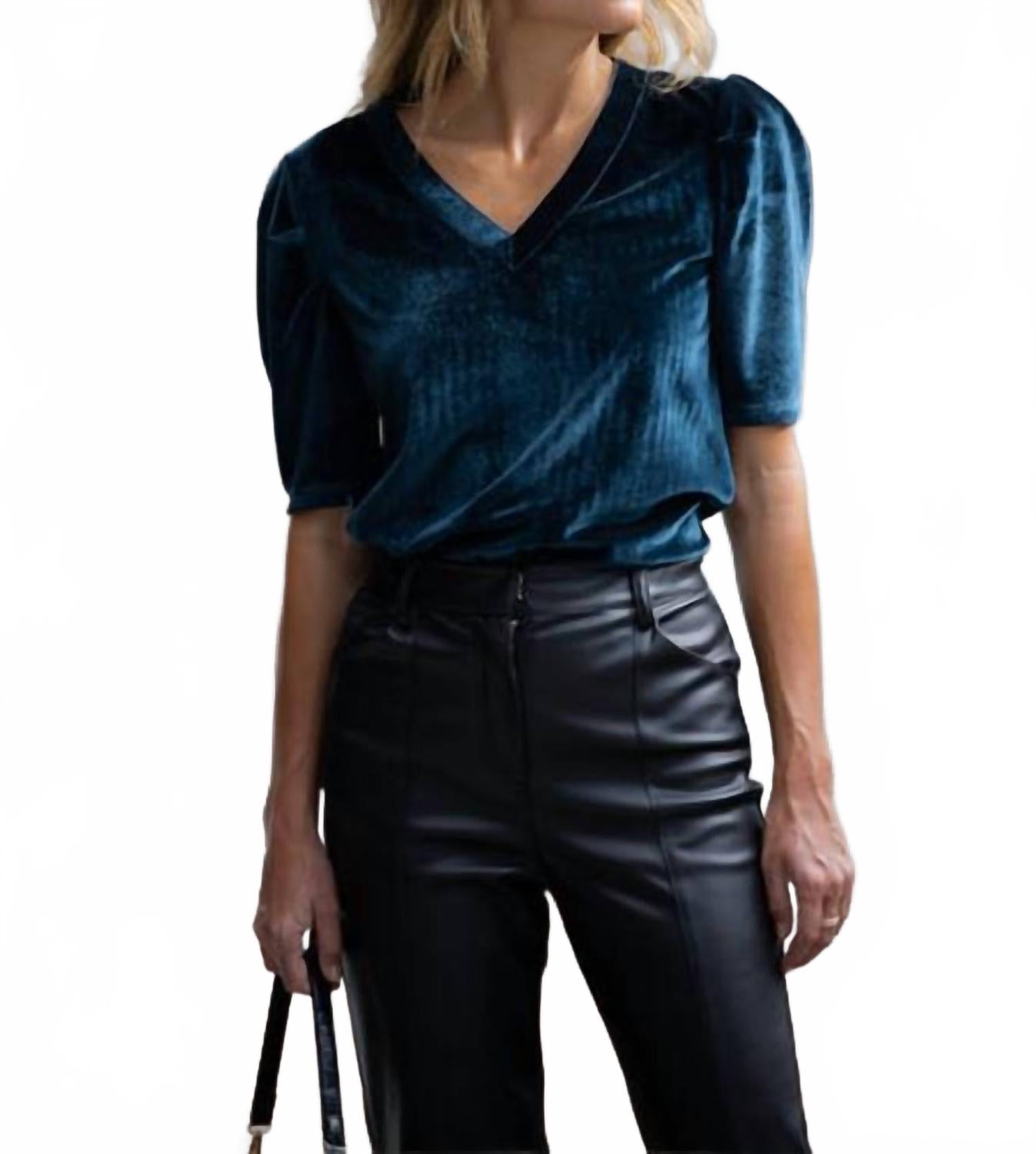 

Блузка с V-образным вырезом из бархата в синем цвете Amaryllis