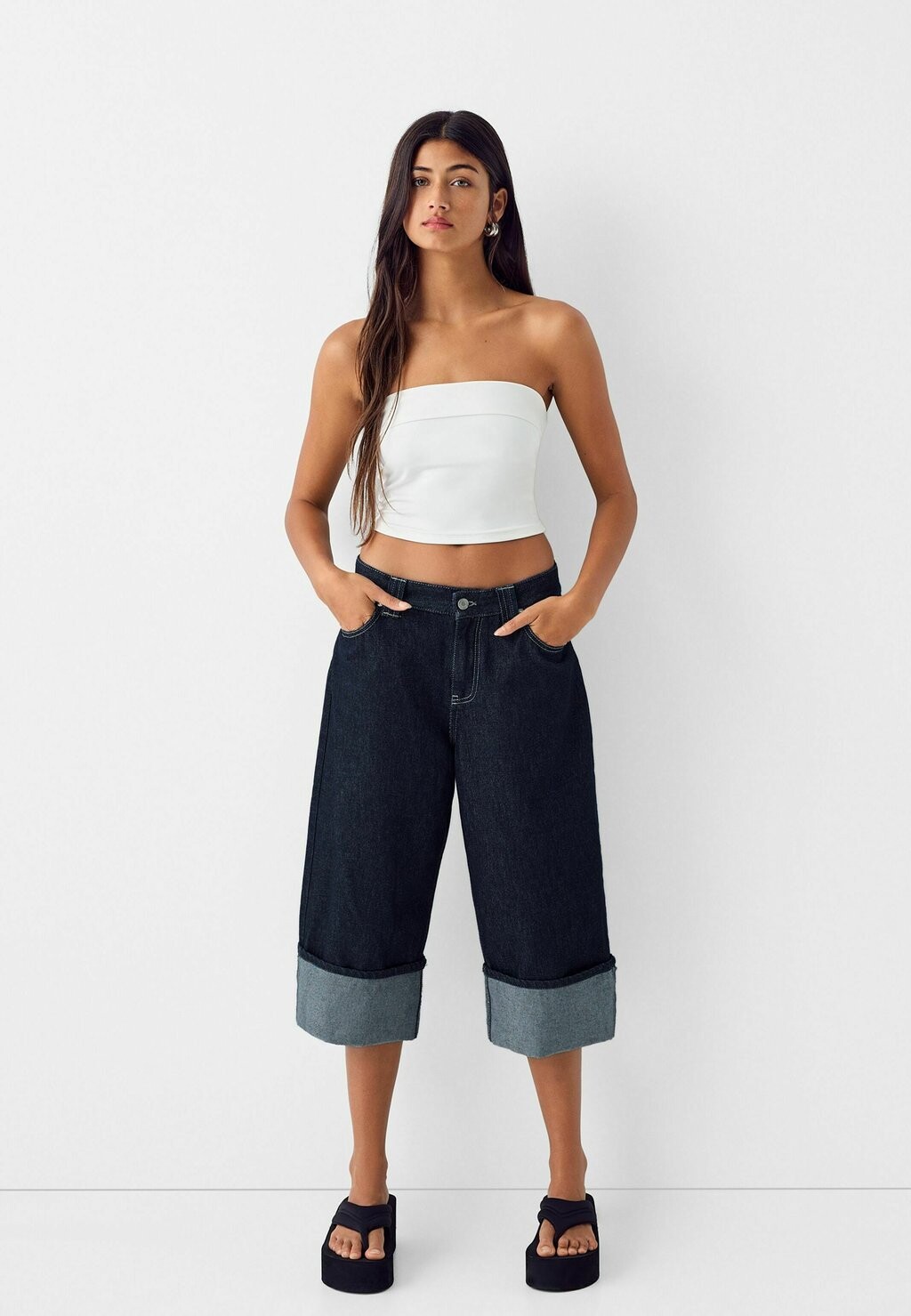 

Джинсовые шорты WITH TURN HEMS BERMUDA Bershka, синий