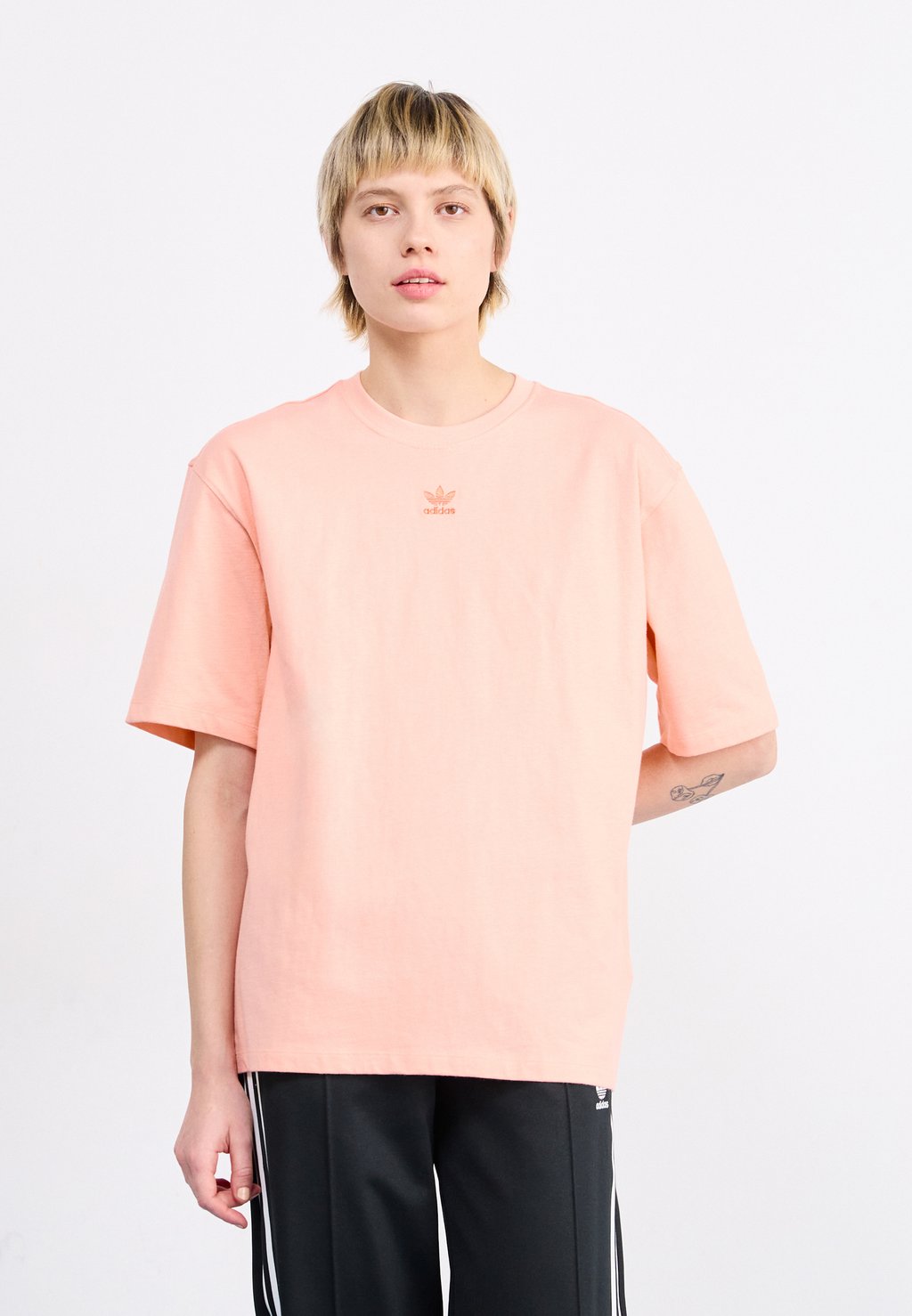 

Базовая футболка BOYFR TEE adidas Originals, розовый