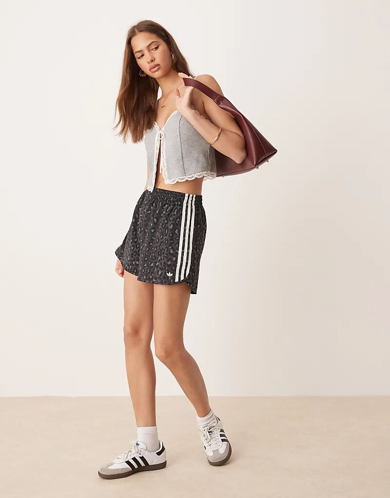 

Атласные шорты adidas Originals с черным леопардовым принтом
