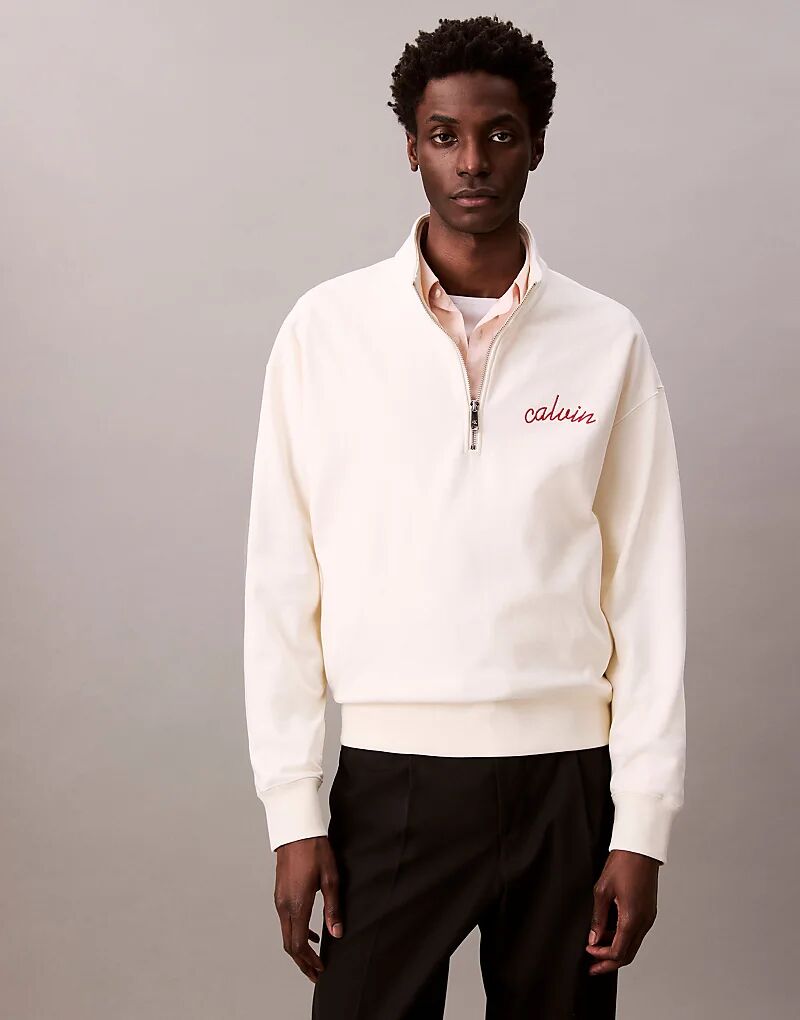 

Толстовка с вышитым на груди логотипом Calvin Klein Jeans и застежкой-молнией 1/4 цвета «кремовый».