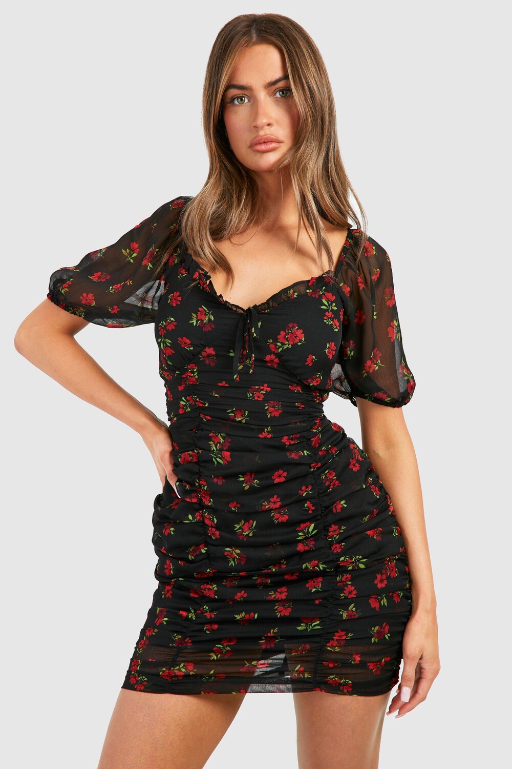

Шифоновое мини-платье с цветочным принтом и рюшами boohoo, черный