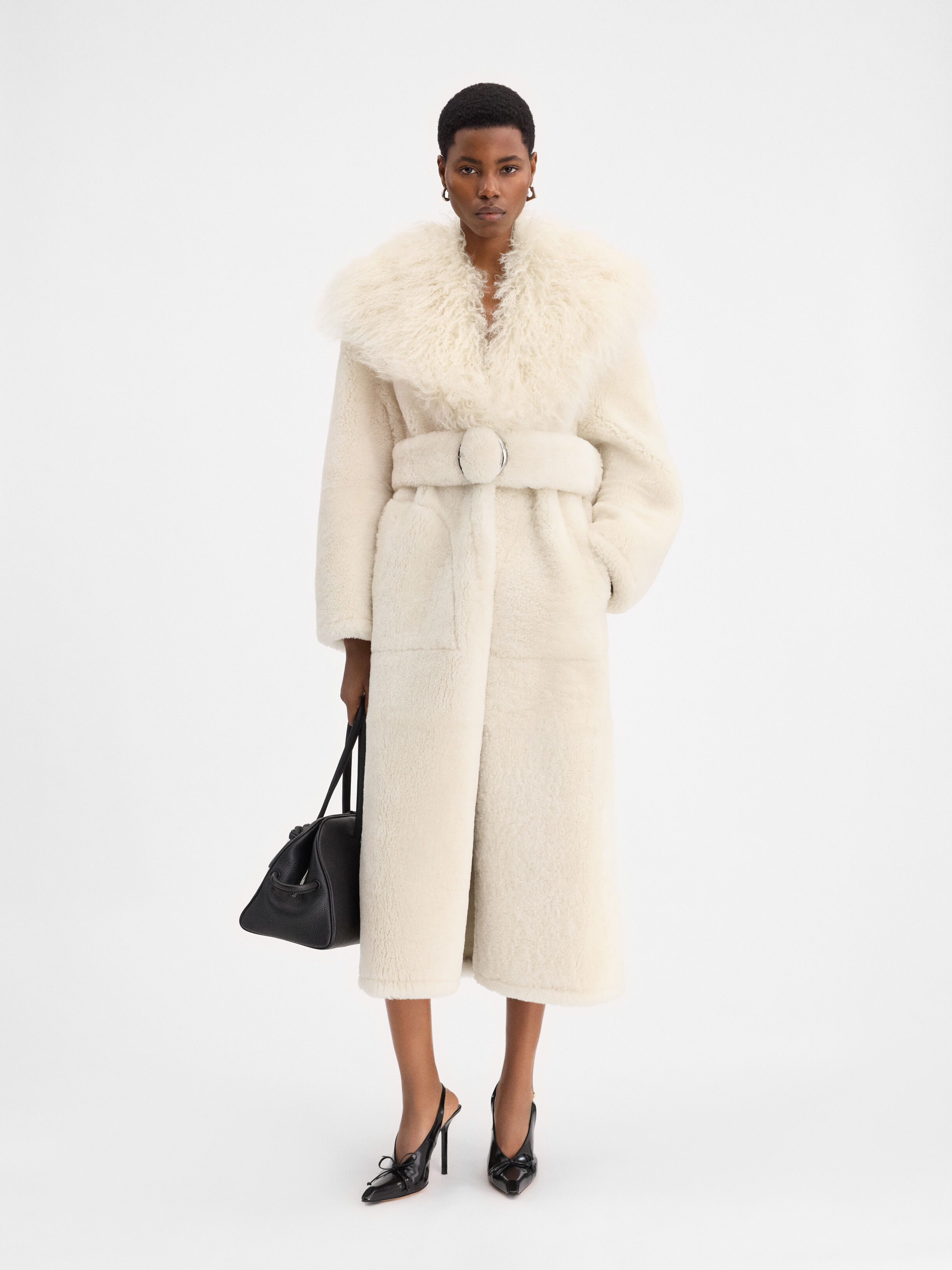 

Длинное пальто из овчины JACQUEMUS The Pilou long coat, белый