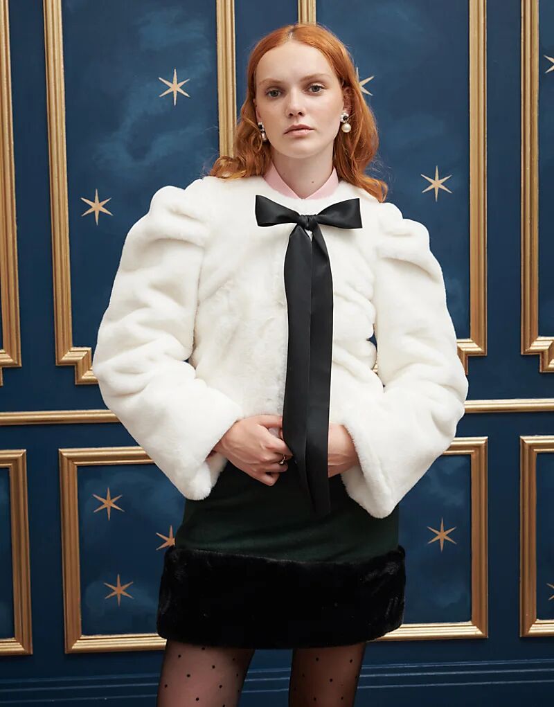 

Куртка из искусственного меха Sister Jane с бантом спереди в кремовом и черном цветах