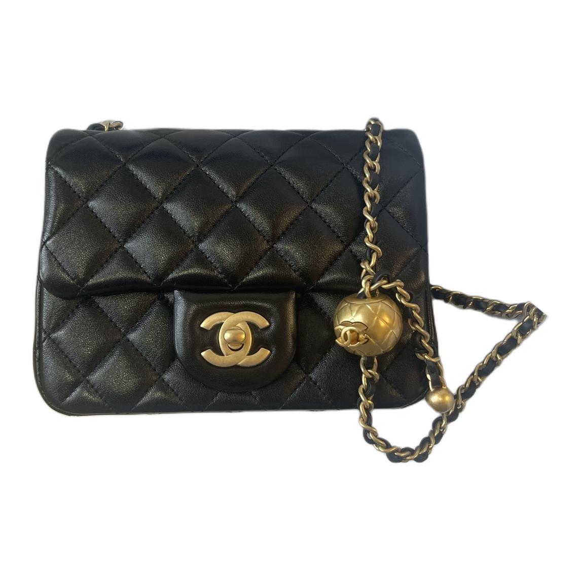 CHANEL Чёрная мини-сумка-флаг с золотым шаром из блестящей овчины — фото 3