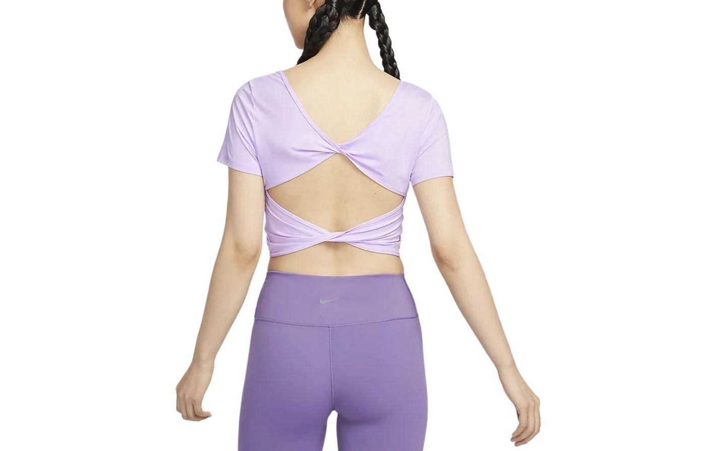 Классический укороченный топ с коротким рукавом и скрученным дизайном Dri-FIT для женщин 'Lilac Bloom' Nike, сиреневый пурпурный красный — фото 3