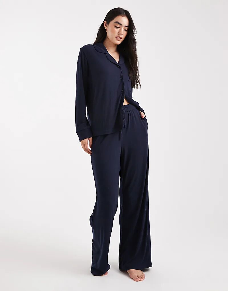 

Супермягкая пижама Brave Soul с рубашкой на пуговицах и брюками в темно-синем цвете