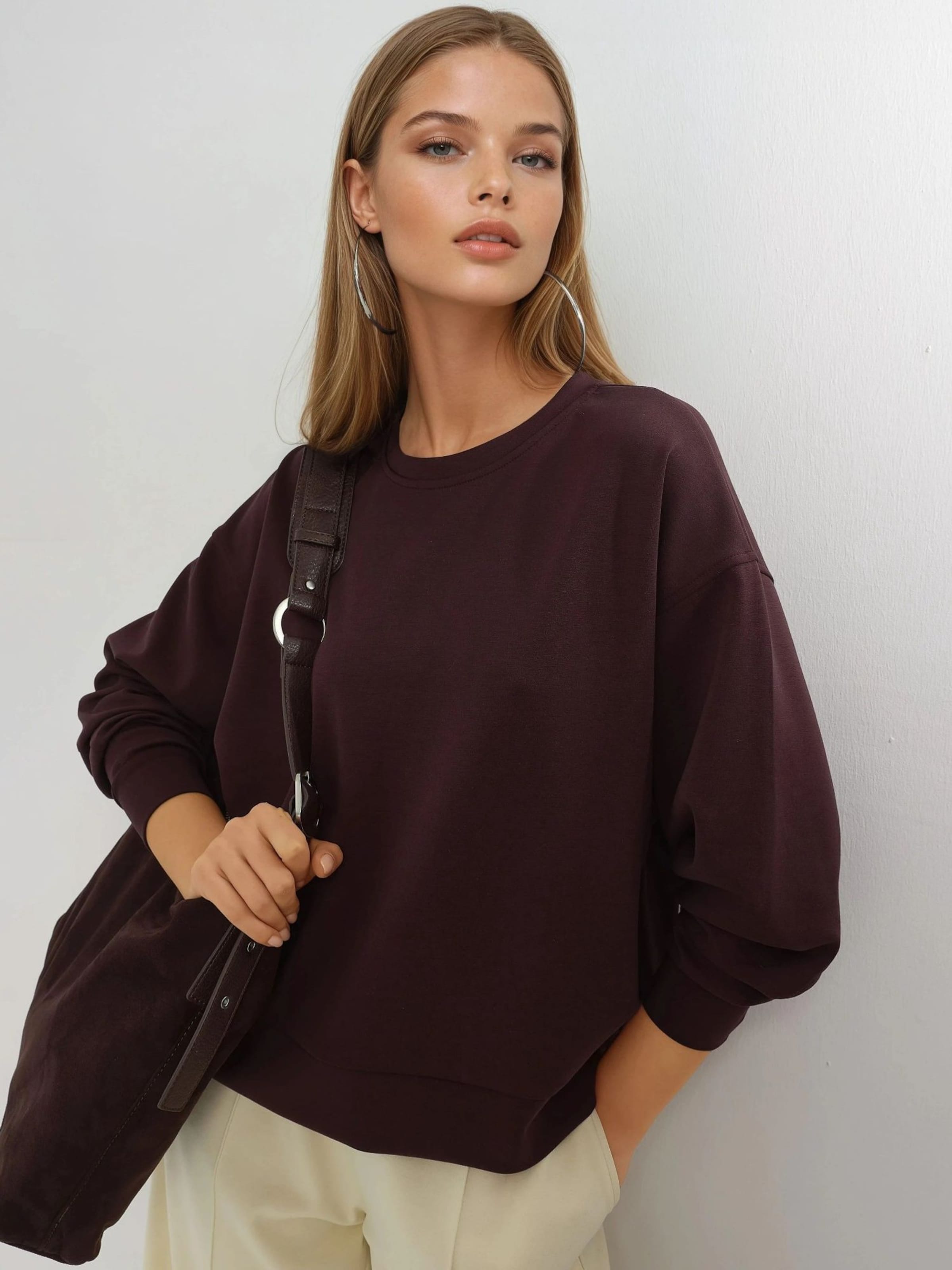 

Busem Свитшот в бордовом цвете