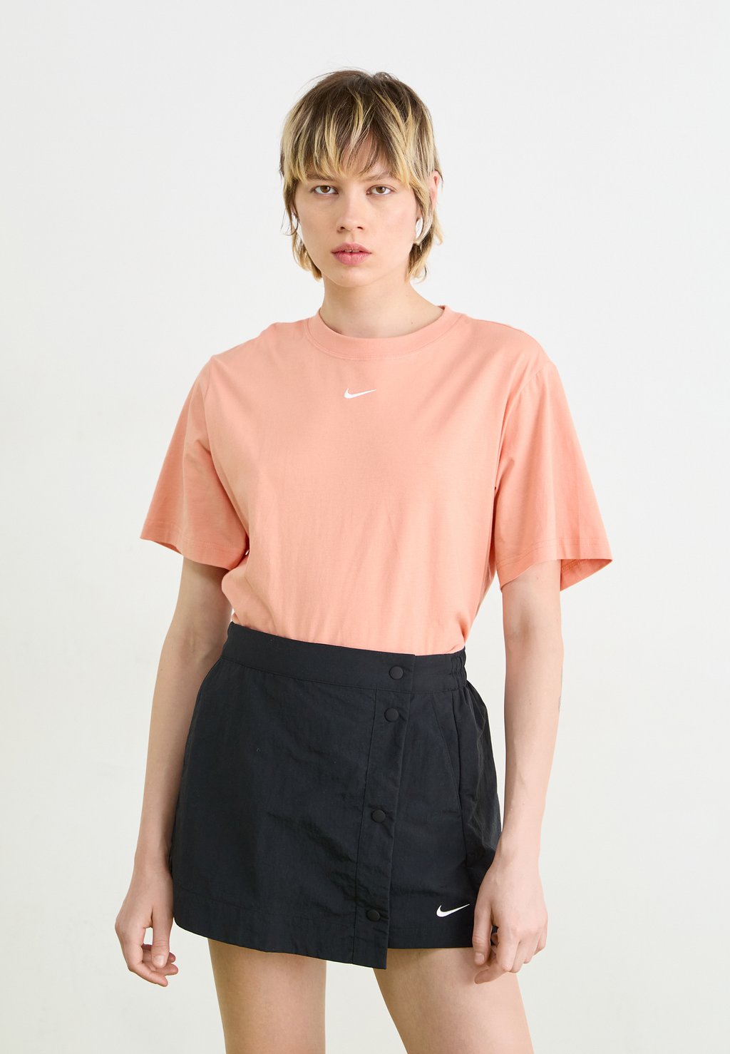 

Базовая футболка TEE Nike Sportswear, оранжевый