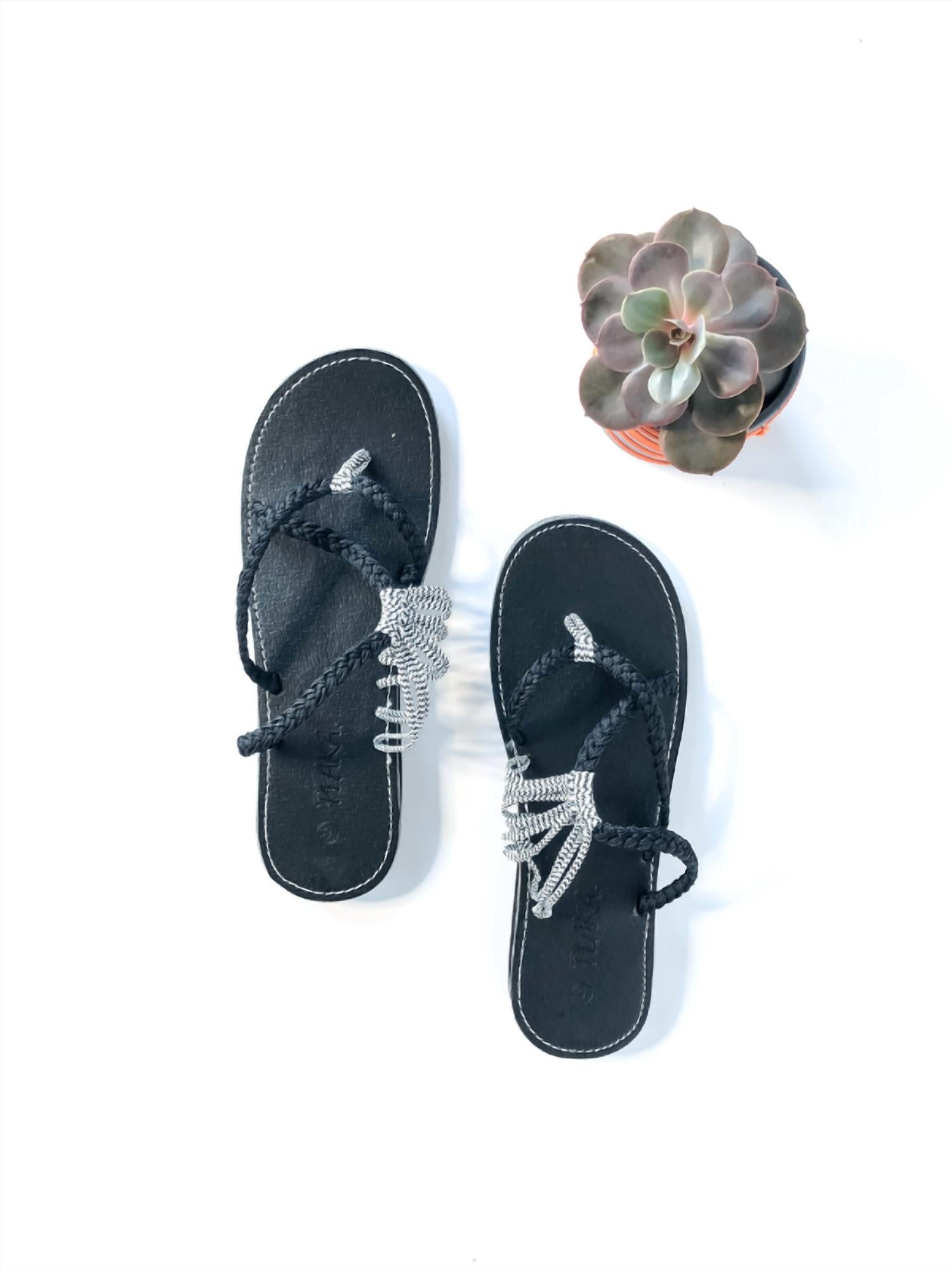 Сандалии Oceanside Flat в черном цвете Zebra PLAKA
