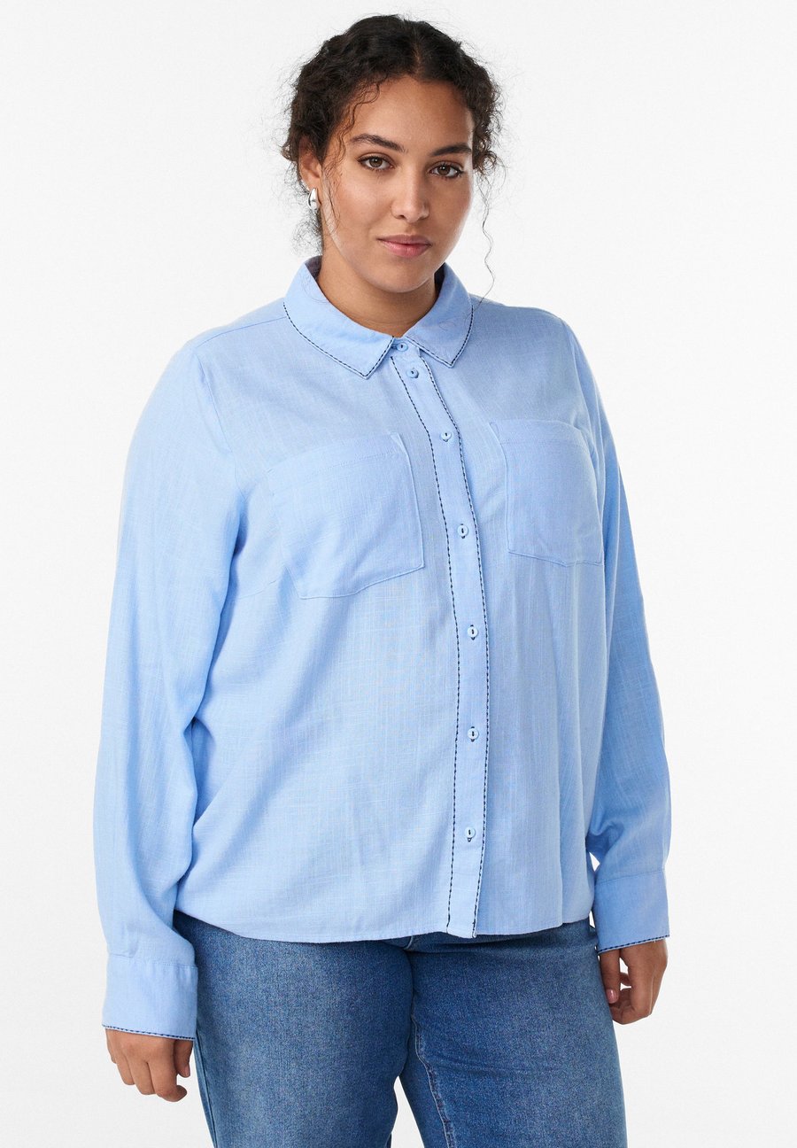 

Блуза Zizzi MIT KONTRASTNÄHTEN UND BRUSTTASCHEN, Open Air W Navy/Light Blue