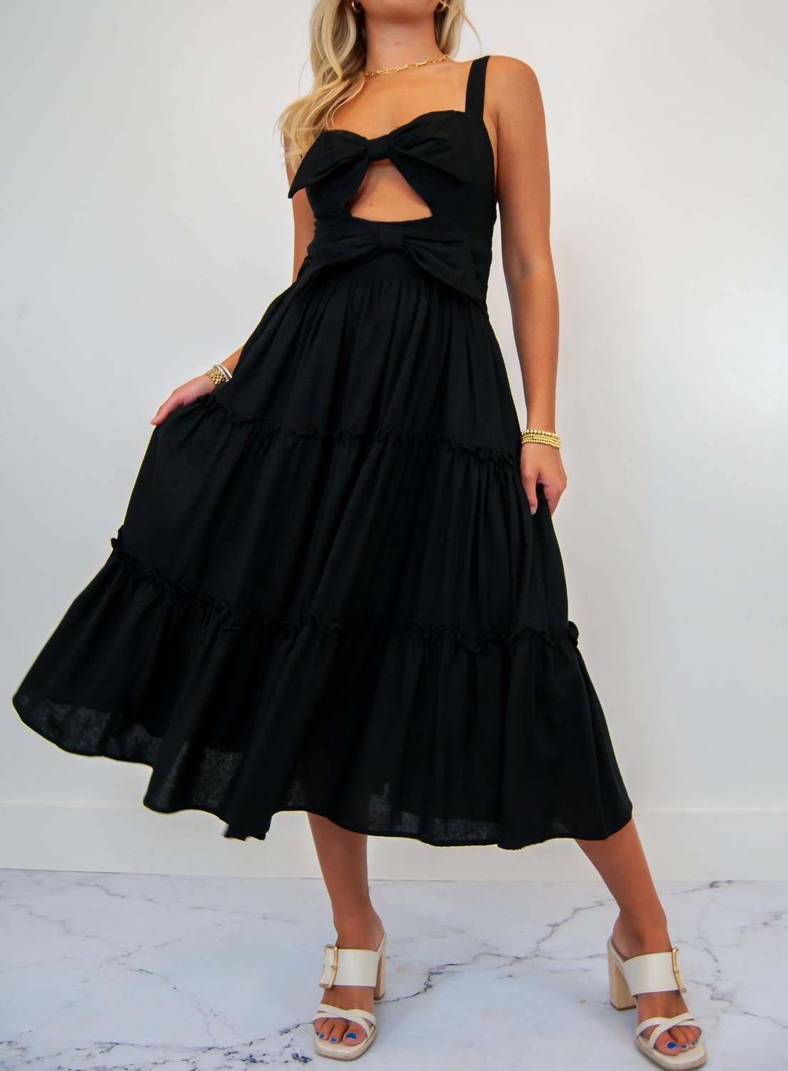 

Черное платье с вырезами и ярусами So Me