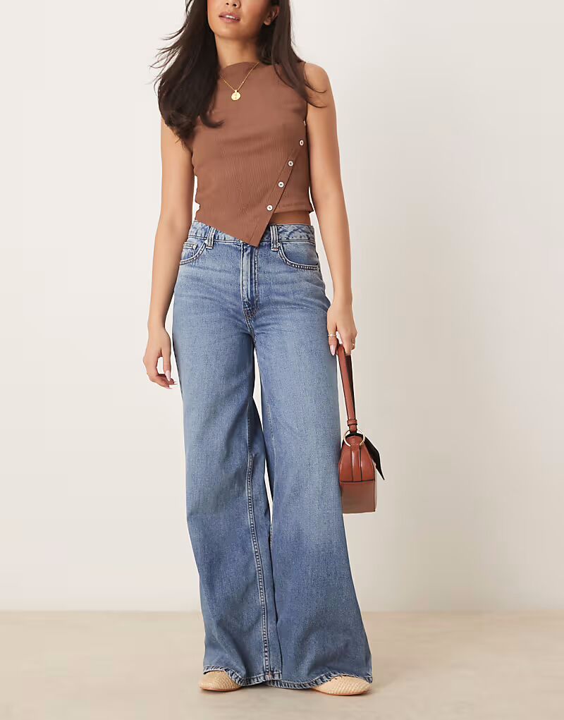 

Широкие джинсы ASOS DESIGN в средне-голубом цвете - MBLUE
