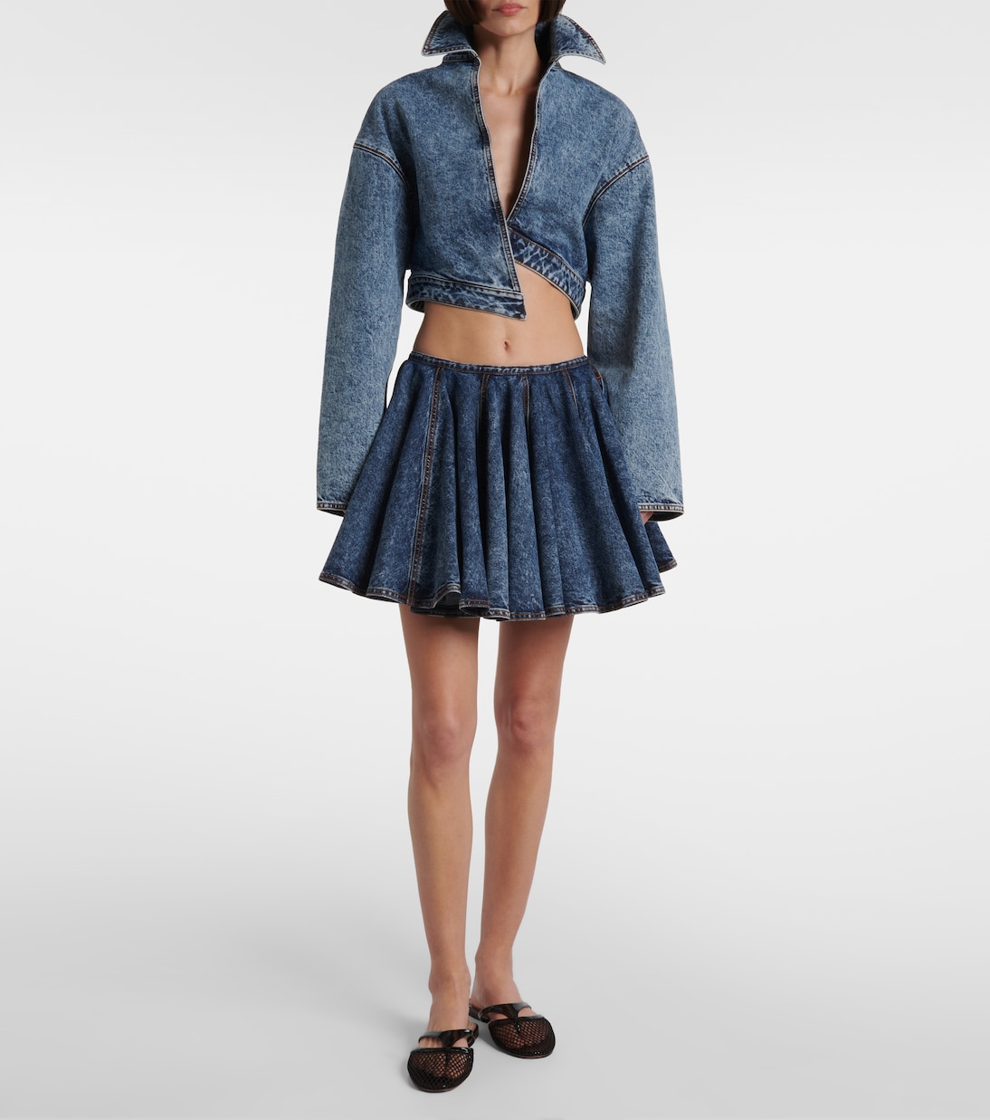 Асимметричная укороченная джинсовая куртка Alaïa, Bleu Neige — фото 2