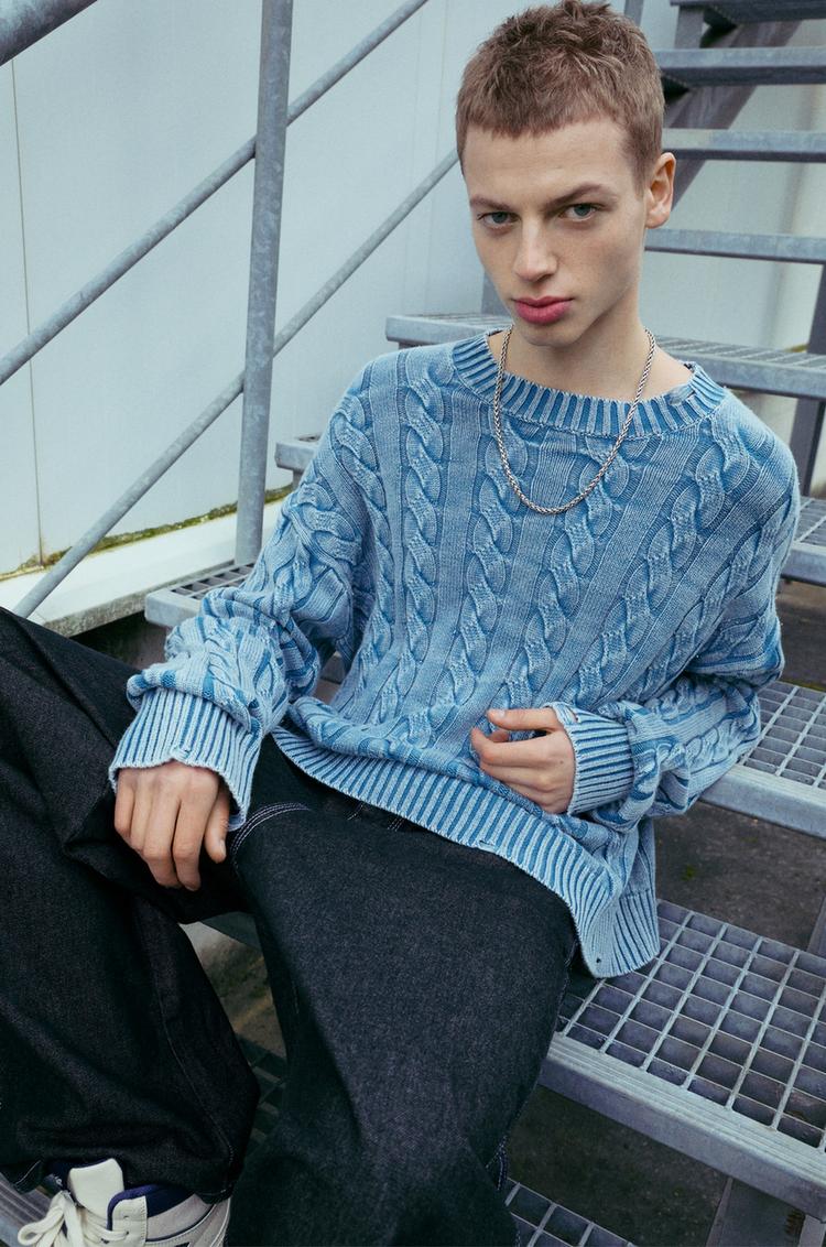 

Джемпер с косами и рваными деталями Pull And Bear, синий