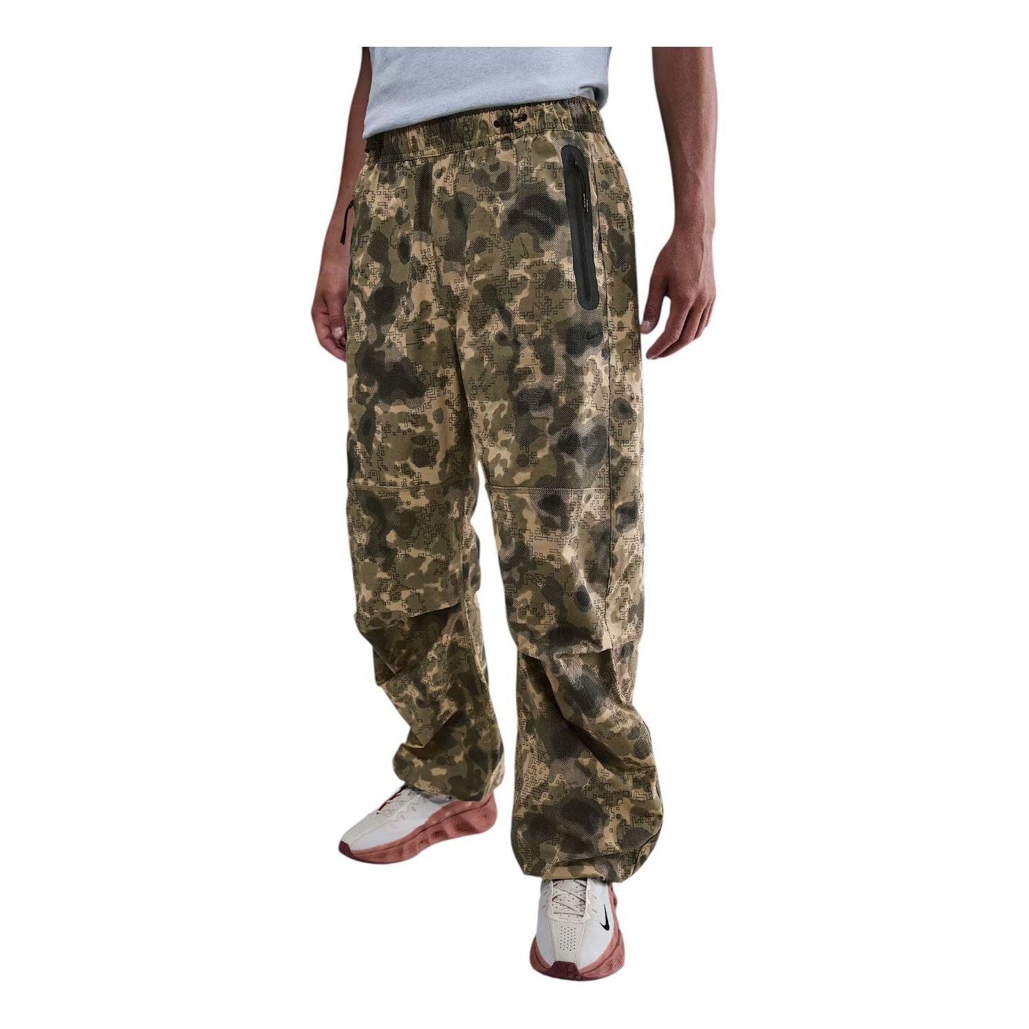 

Брюки Nike Tech Dri-FIT свободного кроя 'Woven Camo'