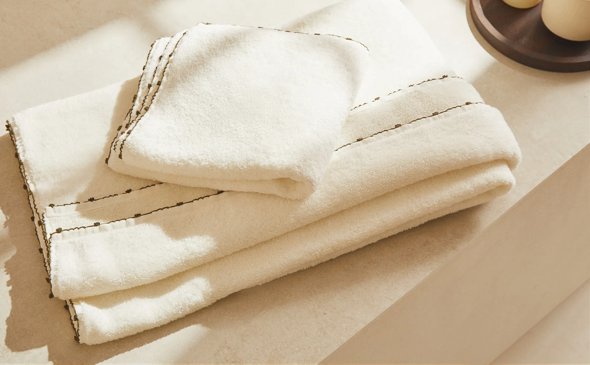 

Хлопковое банное полотенце с отделкой Zara Home, хаки