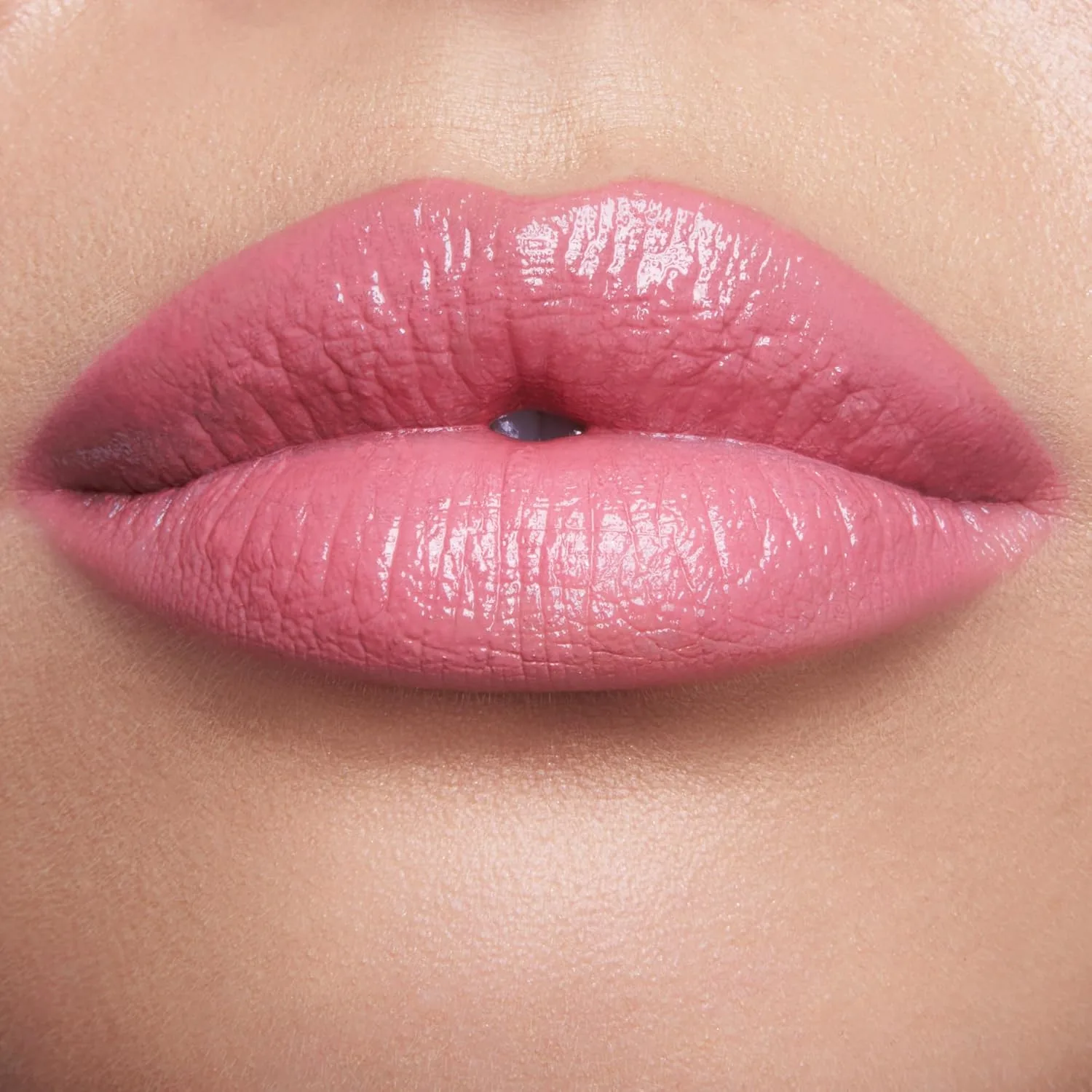 Помада Charlotte Tilbury KISSING - увлажняющая и питательная помада с светоотражающими пигментами для сияющего финиша и визуального увеличения объема губ., Red Carpet Pink - pastel pink — фото 3