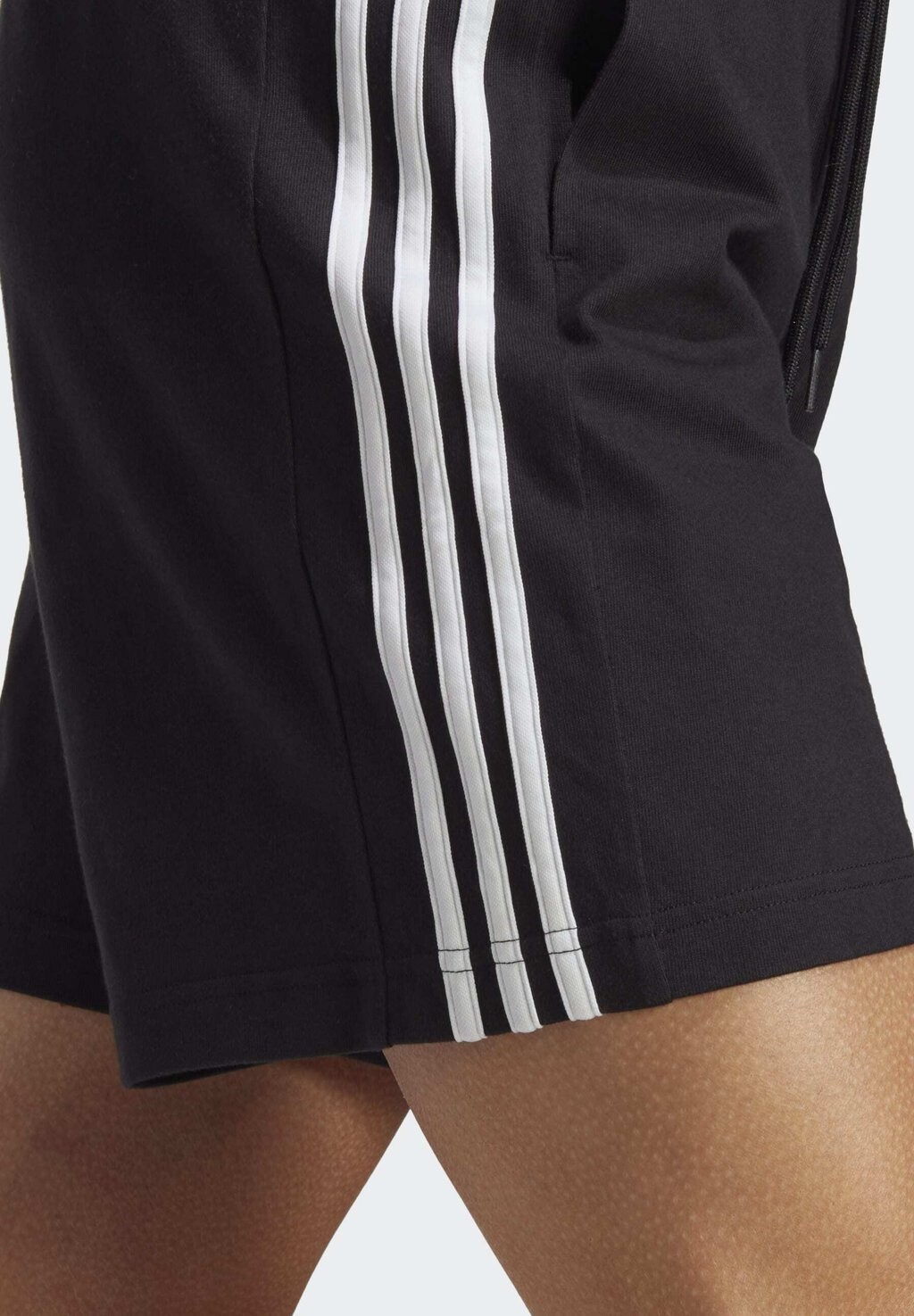 

Спортивные шорты adidas Sportswear, черно-белые