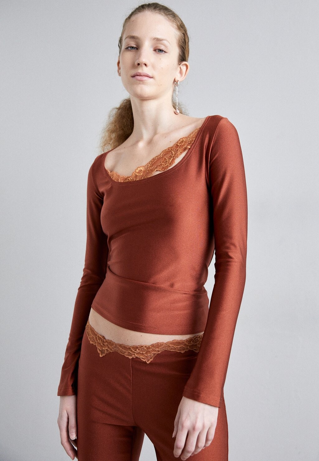 

Футболка с длинным рукавом Wide Neck Long Sleeve Fitted With Trim Vaillant, цвет cigar