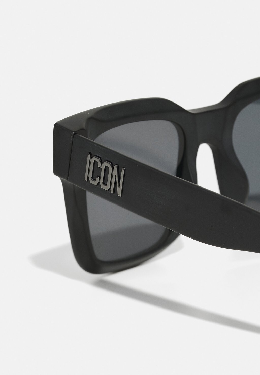 

Солнцезащитные очки ICON Dsquared2, черный