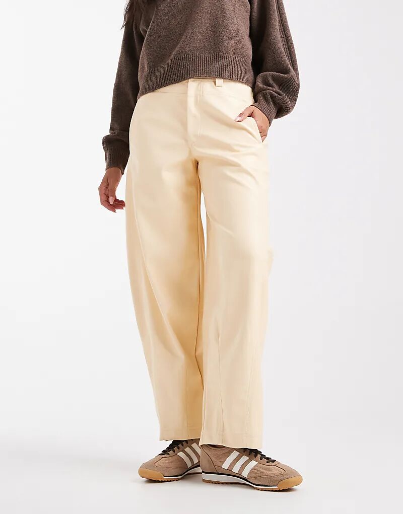 

Брюки-бочонки из искусственной кожи ASOS DESIGN с декоративными швами цвета пахты