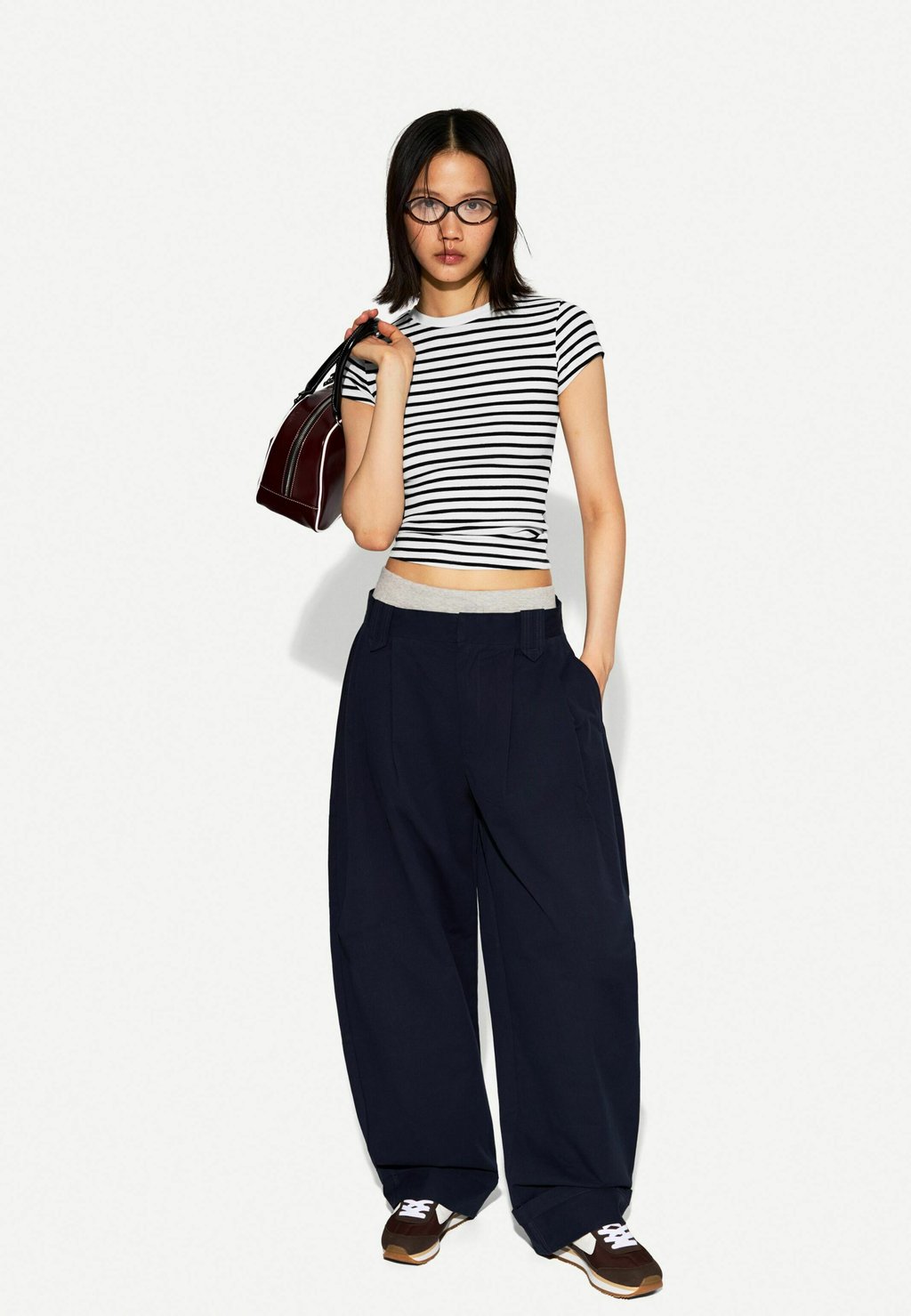 

Базовая футболка SHORT SLEEVES WITH A ROUND NECK Bershka, синий