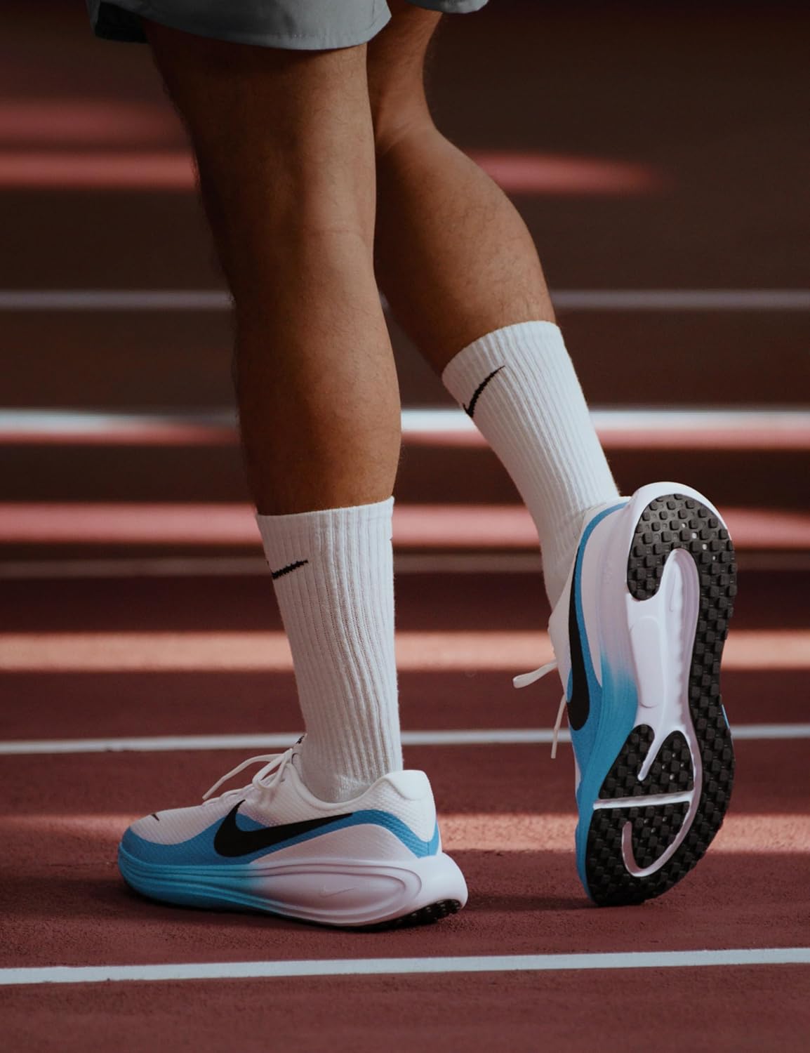 Мужские кроссовки для бега по шоссе Nike Revolution 8, белый/черный/синий — фото 2