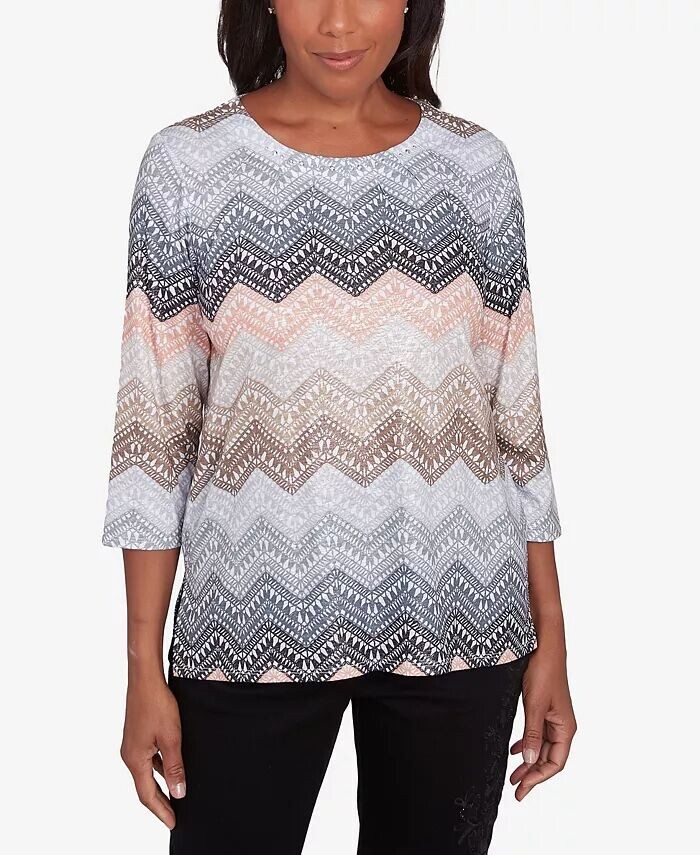

Топ Petite Classics Lacey Ombre Chevron Crewneck Alfred Dunner, коричневый/бежевый