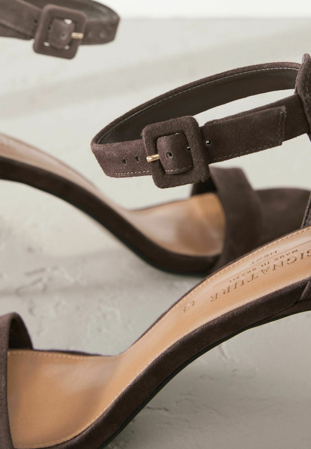 Сандалии REGULAR FIT-SIGNATURE ROUND TOE BUCKLE DETAIL MID SIMPLE Next, коричневый — фото 4