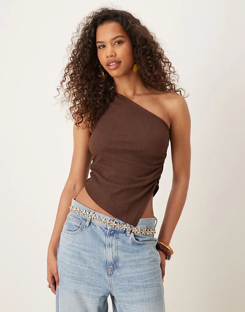 

Текстурированный топ на одно плечо со сборками коричневого цвета от ASOS DESIGN