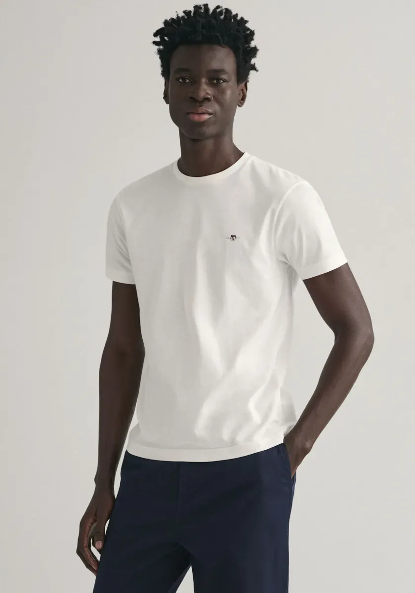 

Футболка Gant "SLIM SHIELD SS T-SHIRT", с вышитым логотипом на груди, белый