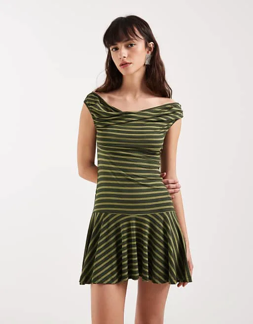 

Летящее платье мини с открытыми плечами в полоску цвета хаки Motel Mausari