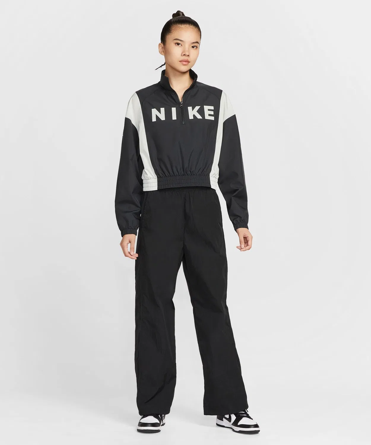 Куртка женская Nike Woven Lightweight 1/4 Zip, чёрный — фото 2