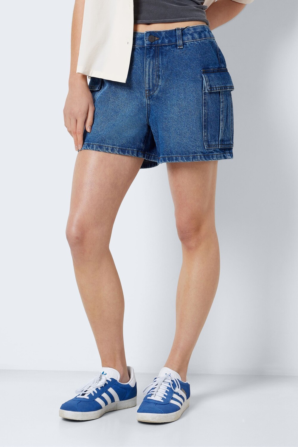 

Джинсовые шорты карго Mom Fit Noisy May, синий