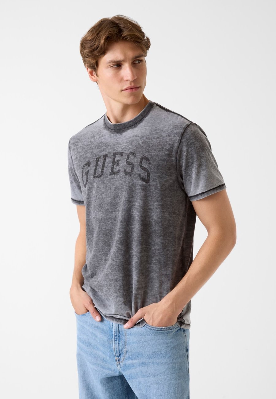 

Футболка Guess Print T-shirt, Schwarz Multicolor/Dark Grey, Серый, Футболка Guess Print T-shirt, Schwarz Multicolor/Dark Grey