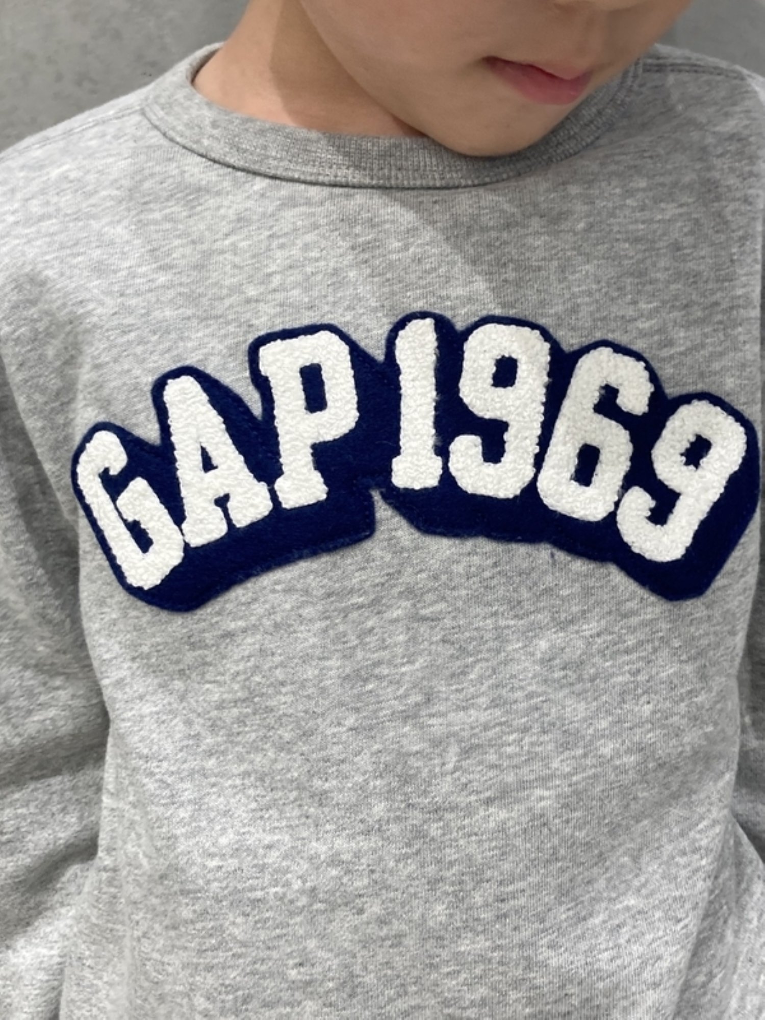 Толстовка с логотипом (K)GAP 1969 Arch Logo (для малышей), B10_GREY_HEATHER — фото 3