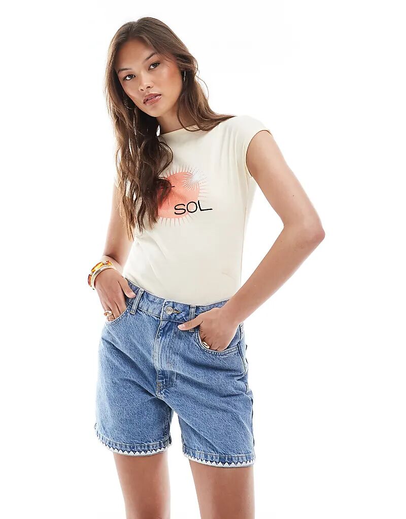 

Джинсовые шорты ASOS DESIGN в стиле «папа» с гобеленовой цветочной отделкой белого цвета