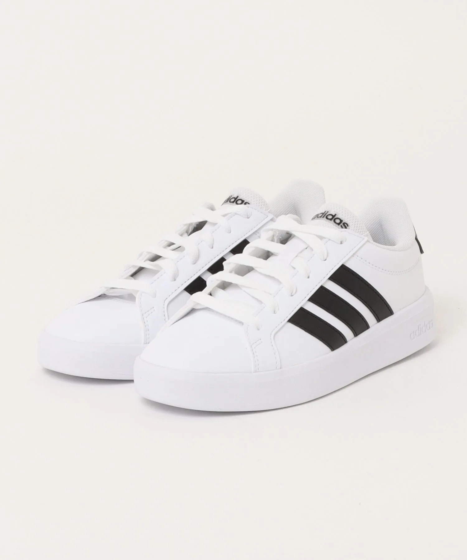 Кроссовки с синтетической кожей и регулируемыми шнурками Grand Court 3.0 J adidas бело-черные