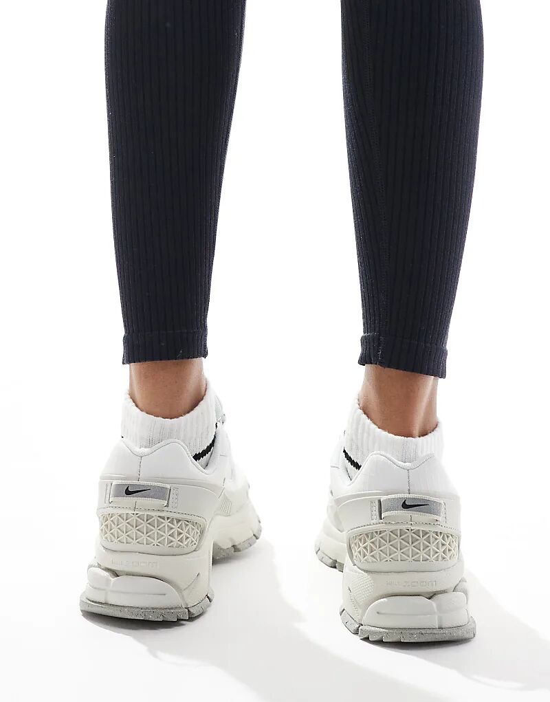 Кроссовки Zoom Vomero 5 Roam белого и серого цвета Nike — фото 2