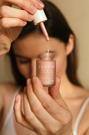 Хайлайтер для лица и области вокруг глаз Lumene Invisible Illumination Instant Illuminizer, Rosy Dawn 15 ml — фото 3