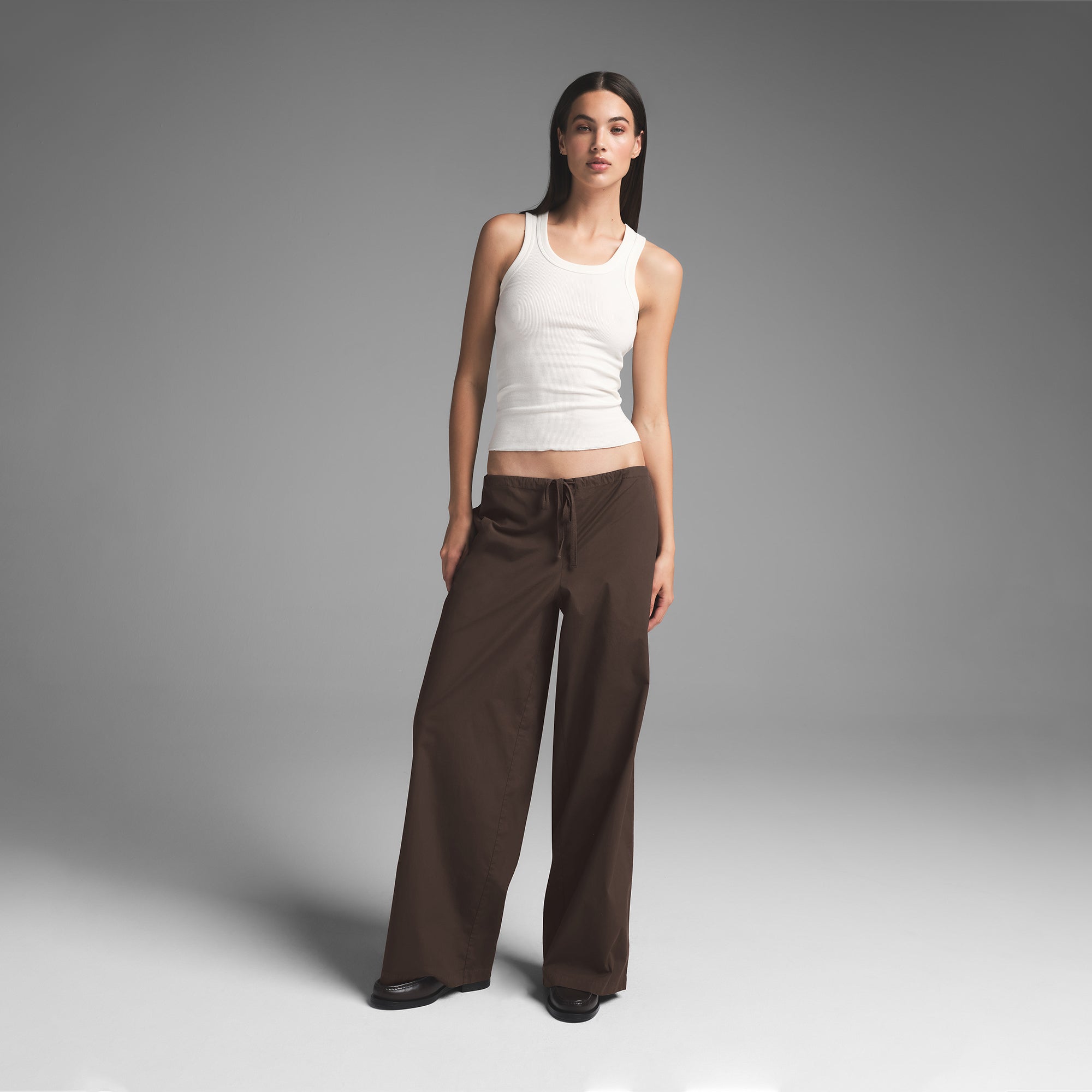 

Прямые брюки SKIMS, цвет washed dark sepia