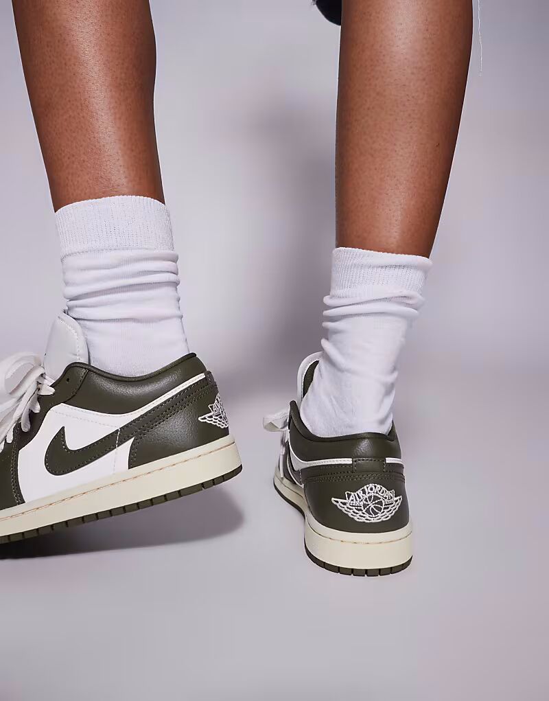 Кроссовки Nike Air Jordan 1 Low цвета хаки и белого цвета — фото 4