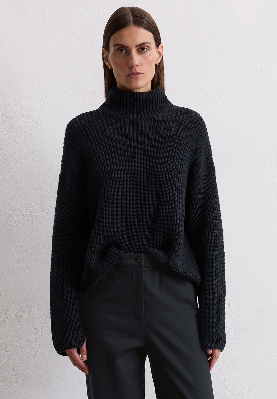 

Джемпер Marc O'Polo MARC O’POLO X DFB TRAVEL COLLECTION PULLOVER, LONGSLEEVE, STAND-UP COLLAR, Deep Night Blue/Dark Blue