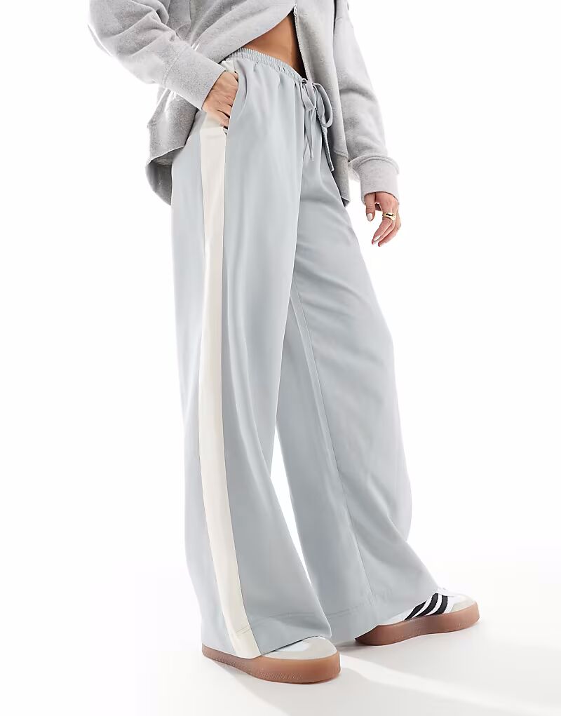 

Брюки с контрастной вставкой светло-голубого цвета Asos Design